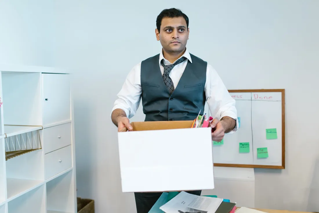 Büro mit gepackten Kartons an den Arbeitsplätzen vor dem Firmenumzug