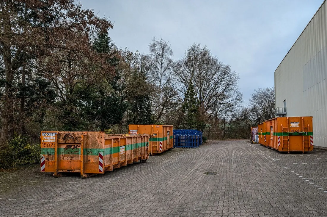 Container voller Sperrmüll und alter Möbel bei einer Räumung