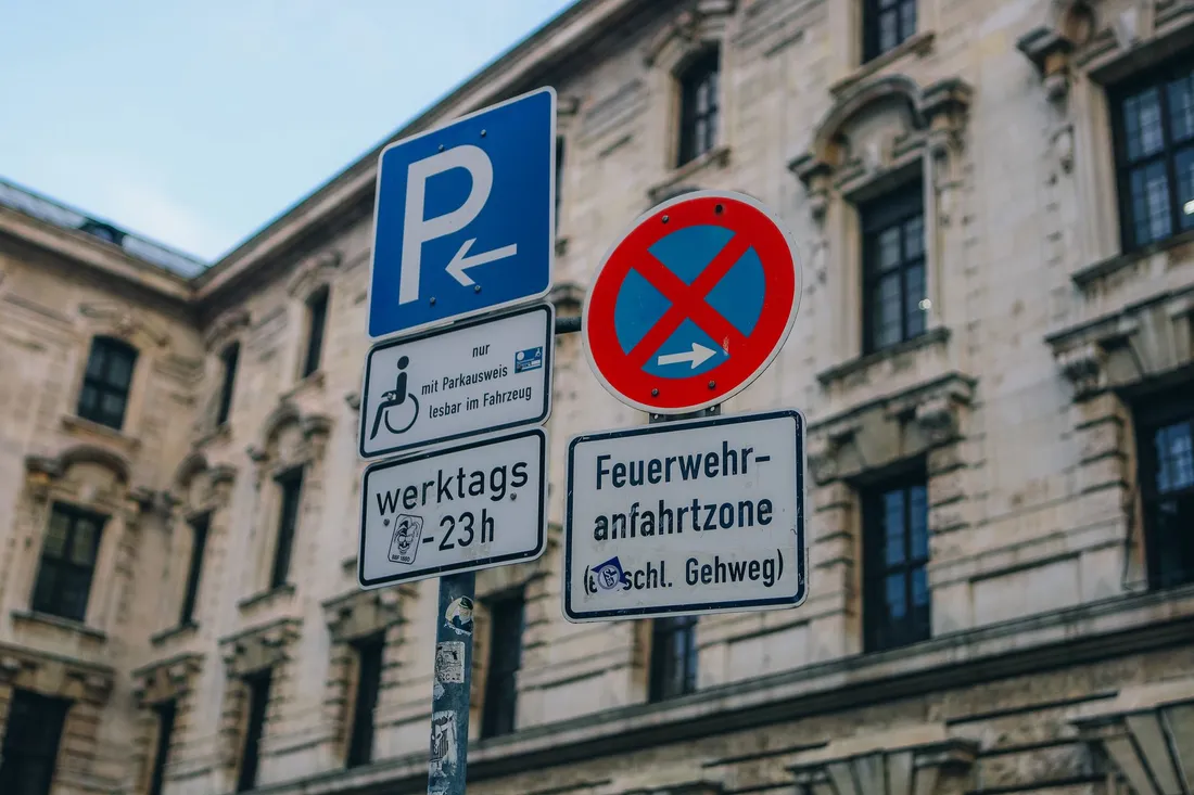 Aufgestelltes Halteverbotsschild vor einem Wohnhaus